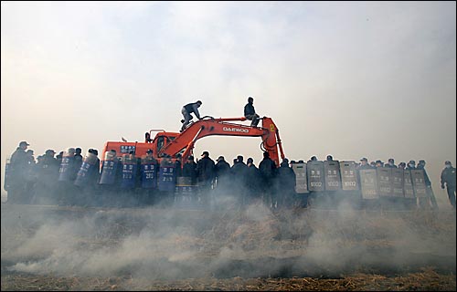 국방부는 15일 경기도 평택시 미군기지 확장예정지에서 농민들이 농사를 짓지 못하도록 하기위해 굴삭기를 동원해서 논에 구덩이를 파는 작업을 시작했다. 주민들과 시민단체 활동가들은 굴삭기에 올라가거나 논에 불을 붙여 작업을 방해했다. 